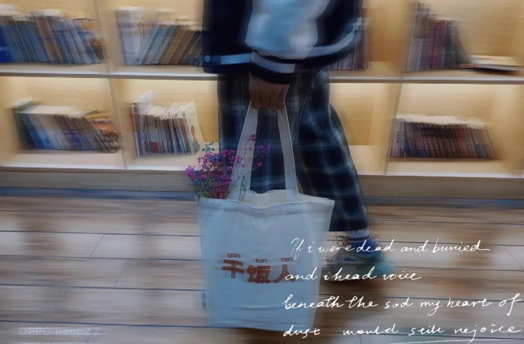 萬(wàn)圣節福利放送中丨咱就是說(shuō)，手提“干飯人”帆布袋的小哥哥很難不愛(ài)！