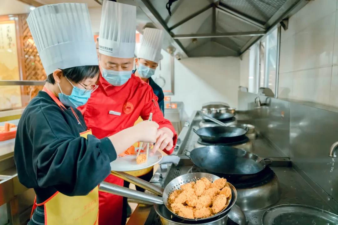 今日研學(xué)結束，烹飪初體驗，讓夢(mèng)想觸手可及！