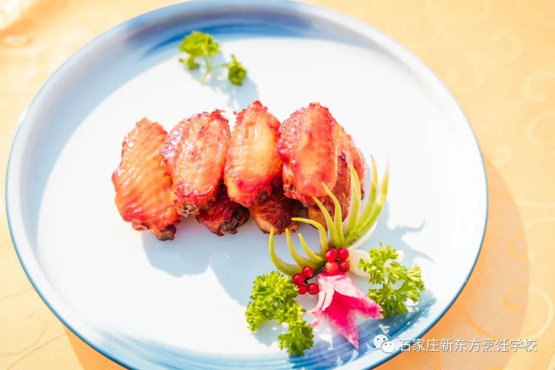 年夜飯擺盤(pán)技巧 | 用醬汁、飾菜和塑形讓你的菜華麗變身！