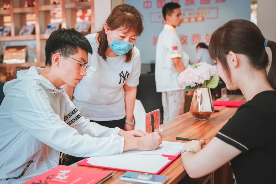 【雙棲發(fā)展會(huì )】選學(xué)校太難了？不用慌，這里有的人來(lái)幫你！