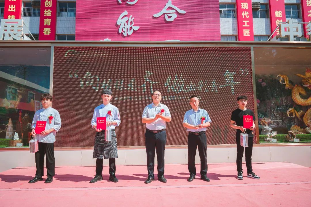 向榜樣看齊，做出彩青年！