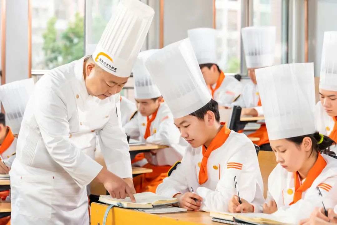 為什么職校畢業(yè)生越來(lái)越受企業(yè)青睞？因為他們足夠！