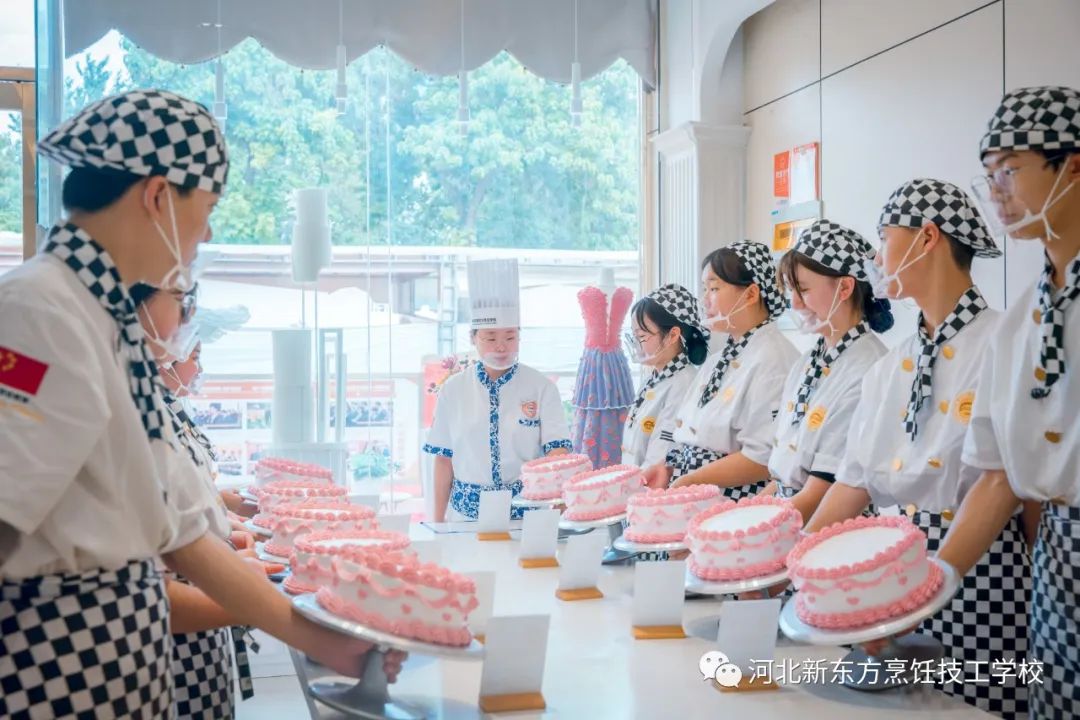 想知道蛋糕培訓學(xué)校學(xué)費大概多少？學(xué)蛋糕學(xué)費多少錢(qián)？看這里！
