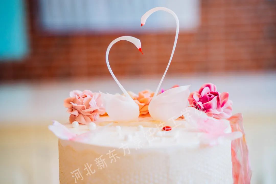 繽紛七夕，甜蜜競技——河北新東方學(xué)校西點(diǎn)班級主題蛋糕比賽浪漫舉行！